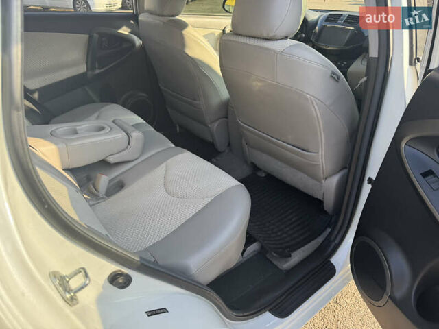 Білий Тойота RAV4 EV, об'ємом двигуна 0 л та пробігом 183 тис. км за 12000 $, фото 13 на Automoto.ua