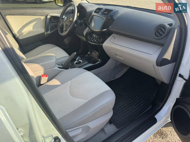 Білий Тойота RAV4 EV, об'ємом двигуна 0 л та пробігом 183 тис. км за 12000 $, фото 14 на Automoto.ua