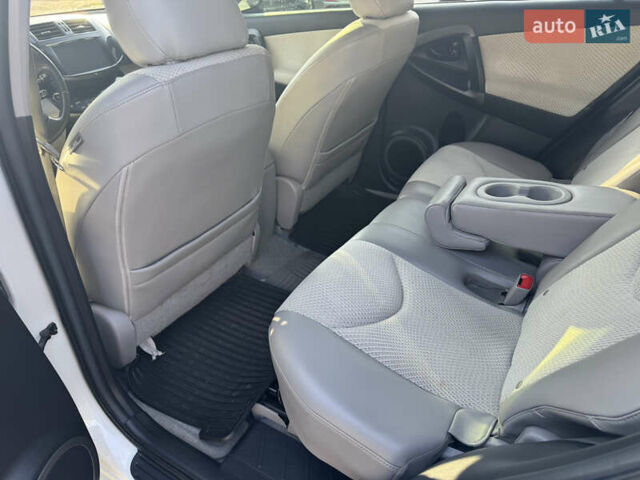 Білий Тойота RAV4 EV, об'ємом двигуна 0 л та пробігом 183 тис. км за 12000 $, фото 11 на Automoto.ua
