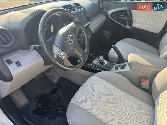 Білий Тойота RAV4 EV, об'ємом двигуна 0 л та пробігом 183 тис. км за 12000 $, фото 10 на Automoto.ua