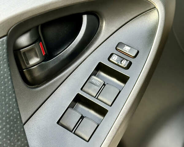 Сірий Тойота RAV4 EV, об'ємом двигуна 0 л та пробігом 149 тис. км за 11999 $, фото 13 на Automoto.ua