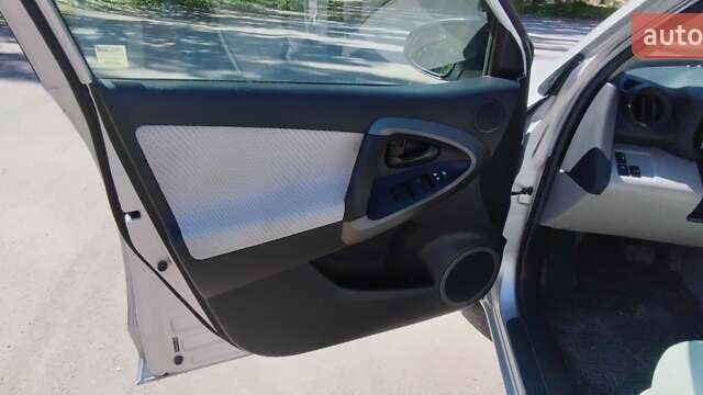 Сірий Тойота RAV4 EV, об'ємом двигуна 0 л та пробігом 126 тис. км за 10700 $, фото 8 на Automoto.ua