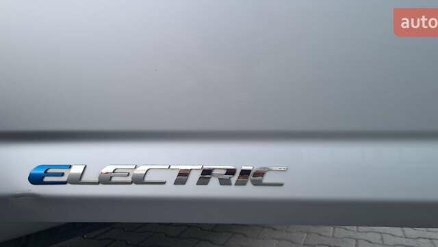 Серый Тойота RAV4 EV, объемом двигателя 0 л и пробегом 130 тыс. км за 8950 $, фото 5 на Automoto.ua