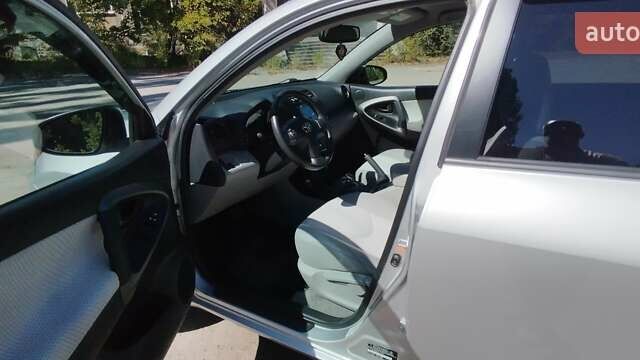 Сірий Тойота RAV4 EV, об'ємом двигуна 0 л та пробігом 126 тис. км за 10700 $, фото 9 на Automoto.ua