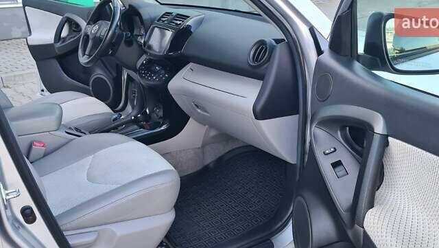 Серый Тойота RAV4 EV, объемом двигателя 0 л и пробегом 130 тыс. км за 8950 $, фото 10 на Automoto.ua