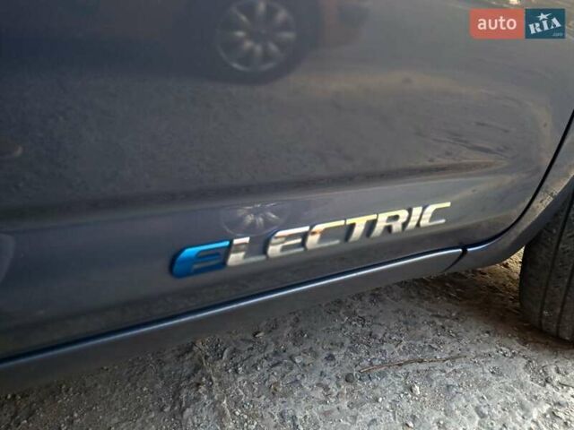 Синий Тойота RAV4 EV, объемом двигателя 0 л и пробегом 189 тыс. км за 10990 $, фото 6 на Automoto.ua
