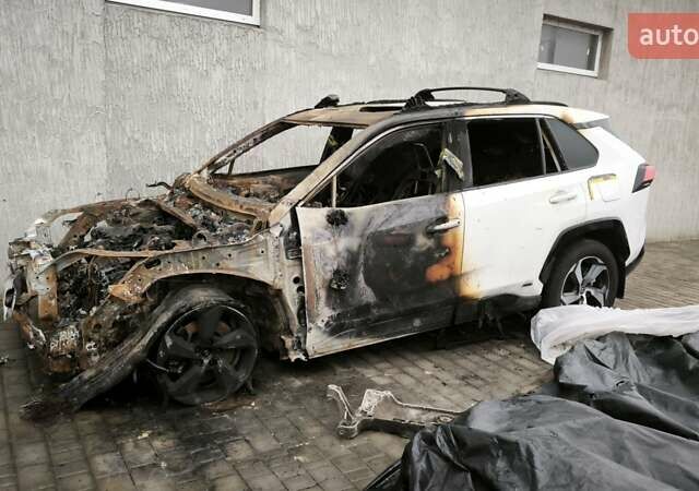 Белый Тойота RAV4 PHEV, объемом двигателя 2.49 л и пробегом 100 тыс. км за 6000 $, фото 3 на Automoto.ua