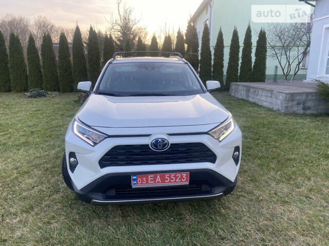 Белый Тойота RAV4 PHEV, объемом двигателя 2.49 л и пробегом 72 тыс. км за 37800 $, фото 2 на Automoto.ua