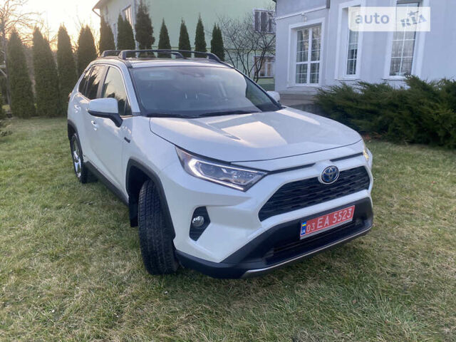 Белый Тойота RAV4 PHEV, объемом двигателя 2.49 л и пробегом 72 тыс. км за 37800 $, фото 1 на Automoto.ua