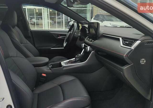 Белый Тойота RAV4 PHEV, объемом двигателя 2.49 л и пробегом 40 тыс. км за 56247 $, фото 5 на Automoto.ua