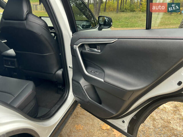 Белый Тойота RAV4 PHEV, объемом двигателя 0 л и пробегом 9 тыс. км за 44200 $, фото 43 на Automoto.ua