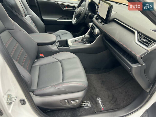 Белый Тойота RAV4 PHEV, объемом двигателя 0 л и пробегом 9 тыс. км за 44200 $, фото 46 на Automoto.ua