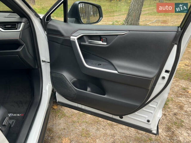Белый Тойота RAV4 PHEV, объемом двигателя 0 л и пробегом 9 тыс. км за 44200 $, фото 45 на Automoto.ua