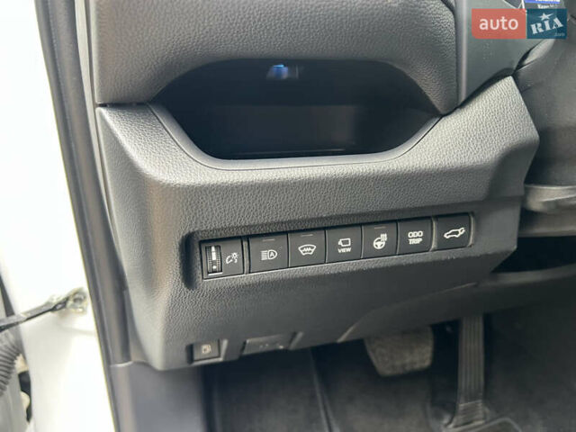 Белый Тойота RAV4 PHEV, объемом двигателя 0 л и пробегом 9 тыс. км за 44200 $, фото 25 на Automoto.ua