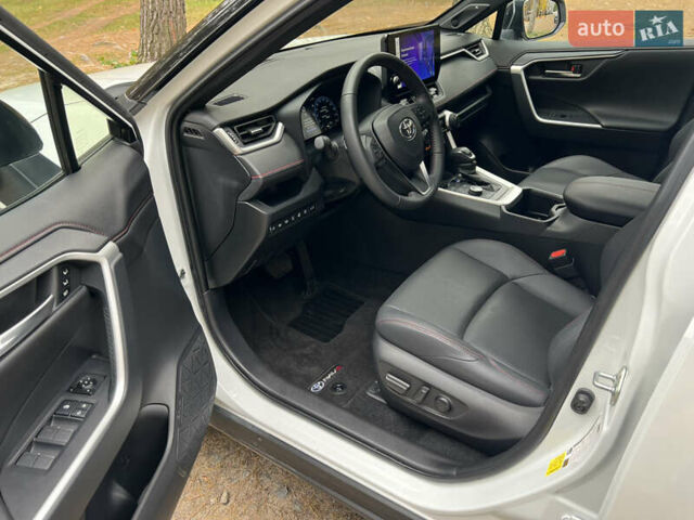 Белый Тойота RAV4 PHEV, объемом двигателя 0 л и пробегом 9 тыс. км за 44200 $, фото 23 на Automoto.ua