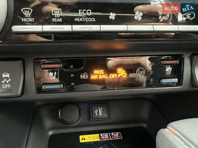 Белый Тойота RAV4 PHEV, объемом двигателя 0 л и пробегом 9 тыс. км за 44200 $, фото 31 на Automoto.ua