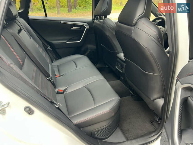Белый Тойота RAV4 PHEV, объемом двигателя 0 л и пробегом 9 тыс. км за 44200 $, фото 42 на Automoto.ua