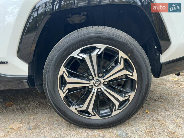 Белый Тойота RAV4 PHEV, объемом двигателя 0 л и пробегом 9 тыс. км за 44200 $, фото 11 на Automoto.ua