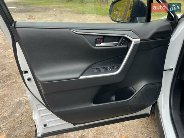 Белый Тойота RAV4 PHEV, объемом двигателя 0 л и пробегом 9 тыс. км за 44200 $, фото 24 на Automoto.ua