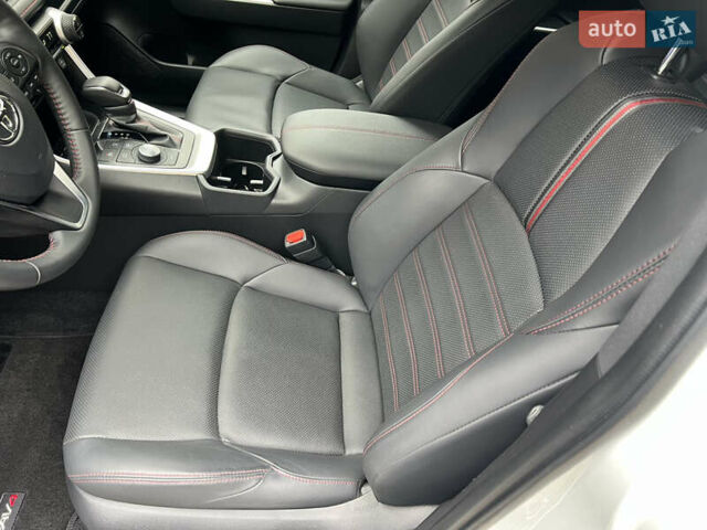 Белый Тойота RAV4 PHEV, объемом двигателя 0 л и пробегом 9 тыс. км за 44200 $, фото 26 на Automoto.ua