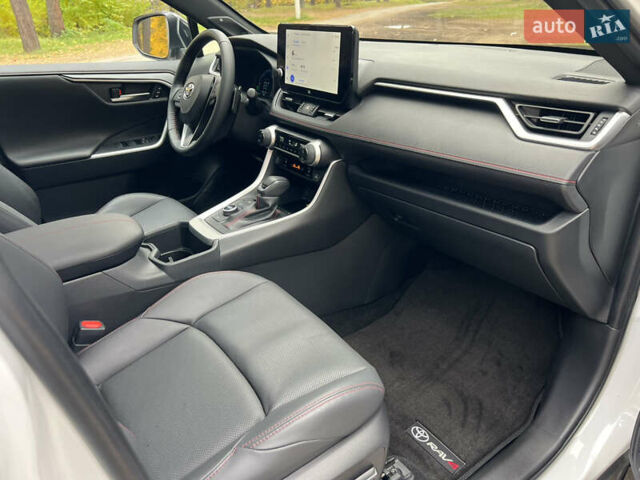 Белый Тойота RAV4 PHEV, объемом двигателя 0 л и пробегом 9 тыс. км за 44200 $, фото 47 на Automoto.ua