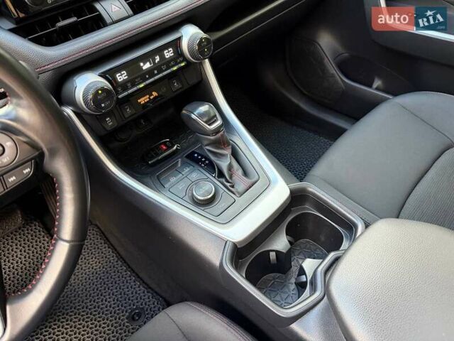 Черный Тойота RAV4 PHEV, объемом двигателя 2.49 л и пробегом 71 тыс. км за 40990 $, фото 27 на Automoto.ua