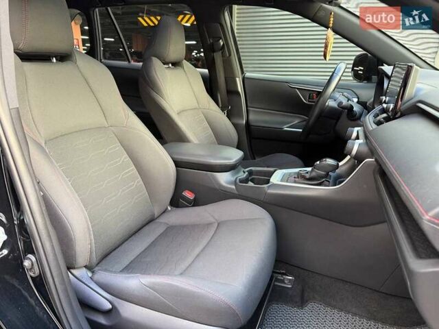 Черный Тойота RAV4 PHEV, объемом двигателя 2.49 л и пробегом 71 тыс. км за 43990 $, фото 12 на Automoto.ua