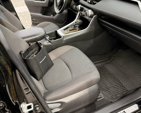 Черный Тойота RAV4 PHEV, объемом двигателя 2.5 л и пробегом 70 тыс. км за 26000 $, фото 14 на Automoto.ua