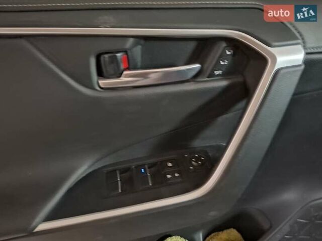 Красный Тойота RAV4 PHEV, объемом двигателя 2.4 л и пробегом 45 тыс. км за 29900 $, фото 7 на Automoto.ua