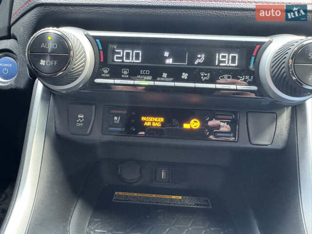 Красный Тойота RAV4 PHEV, объемом двигателя 2.49 л и пробегом 81 тыс. км за 42000 $, фото 49 на Automoto.ua