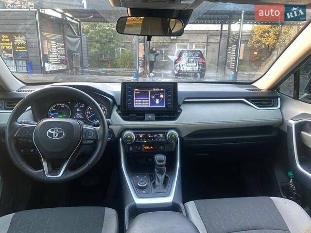 Серый Тойота RAV4 PHEV, объемом двигателя 2.49 л и пробегом 60 тыс. км за 27500 $, фото 6 на Automoto.ua