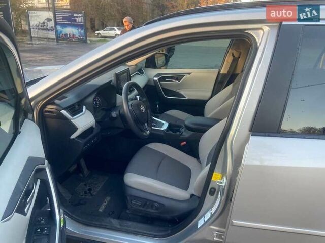 Серый Тойота RAV4 PHEV, объемом двигателя 2.49 л и пробегом 60 тыс. км за 27500 $, фото 9 на Automoto.ua