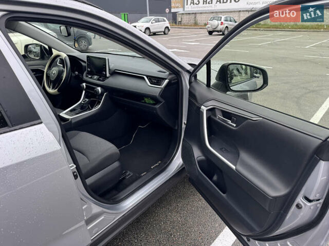 Сірий Тойота RAV4 PHEV, об'ємом двигуна 2.49 л та пробігом 137 тис. км за 29900 $, фото 13 на Automoto.ua