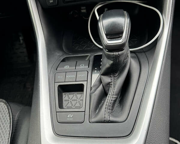 Сірий Тойота RAV4 PHEV, об'ємом двигуна 2.49 л та пробігом 137 тис. км за 29900 $, фото 10 на Automoto.ua
