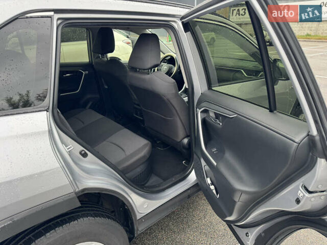 Сірий Тойота RAV4 PHEV, об'ємом двигуна 2.49 л та пробігом 137 тис. км за 29900 $, фото 14 на Automoto.ua