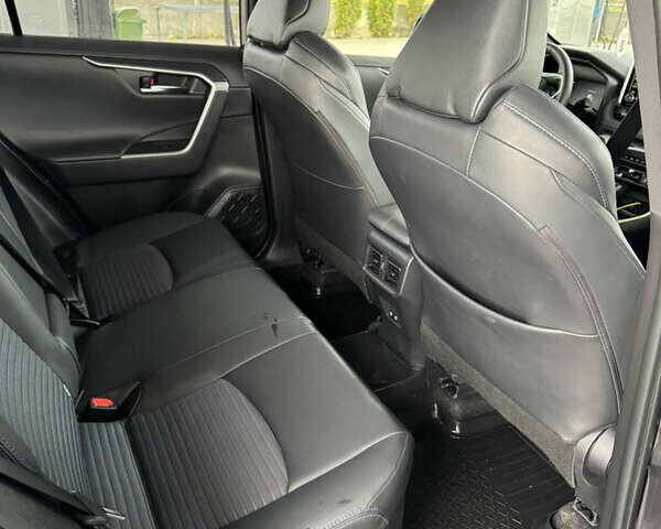 Серый Тойота RAV4 PHEV, объемом двигателя 2.49 л и пробегом 183 тыс. км за 31500 $, фото 2 на Automoto.ua