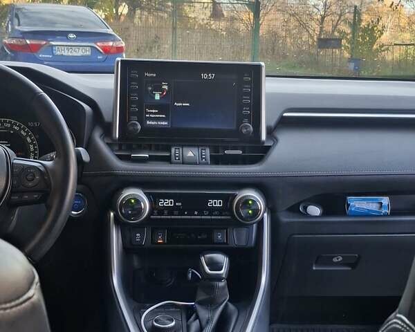 Серый Тойота RAV4 PHEV, объемом двигателя 2.5 л и пробегом 60 тыс. км за 37000 $, фото 1 на Automoto.ua