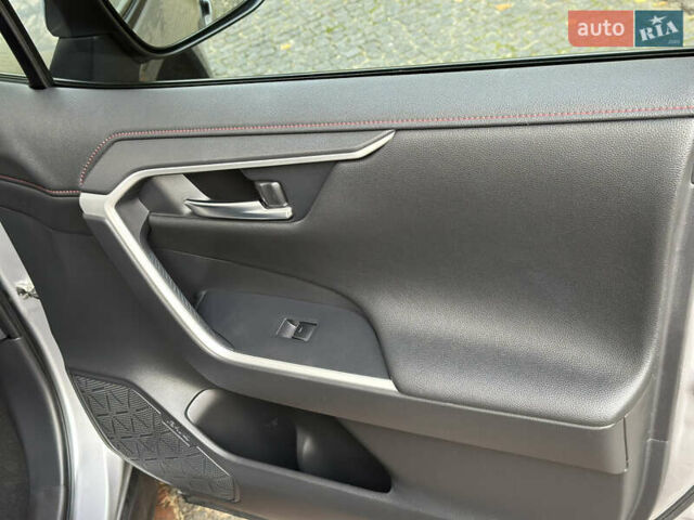 Сірий Тойота RAV4 PHEV, об'ємом двигуна 2.5 л та пробігом 63 тис. км за 49500 $, фото 46 на Automoto.ua