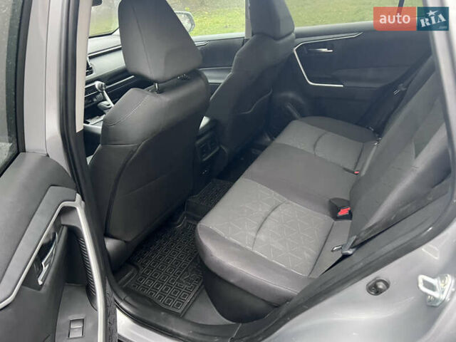 Серый Тойота RAV4 PHEV, объемом двигателя 0 л и пробегом 32 тыс. км за 34900 $, фото 3 на Automoto.ua