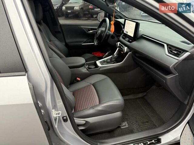 Серый Тойота RAV4 PHEV, объемом двигателя 2.5 л и пробегом 25 тыс. км за 48800 $, фото 38 на Automoto.ua