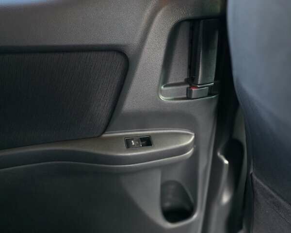 Білий Тойота Веллфаір, об'ємом двигуна 2.4 л та пробігом 110 тис. км за 15500 $, фото 35 на Automoto.ua