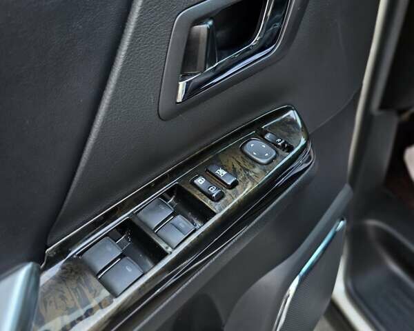 Білий Тойота Веллфаір, об'ємом двигуна 2.4 л та пробігом 97 тис. км за 18500 $, фото 16 на Automoto.ua