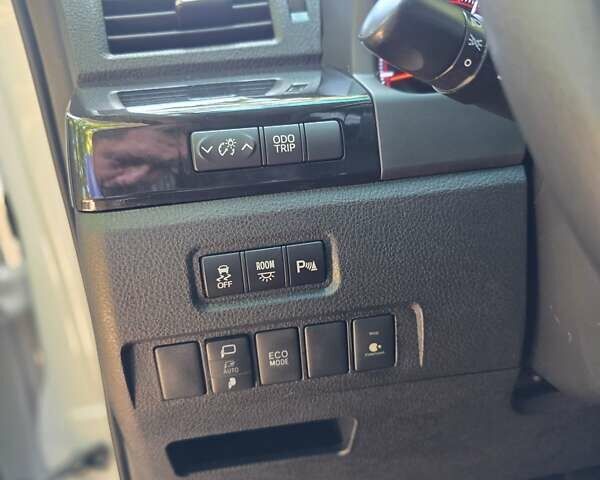 Белый Тойота Веллфаир, объемом двигателя 2.4 л и пробегом 84 тыс. км за 18500 $, фото 26 на Automoto.ua