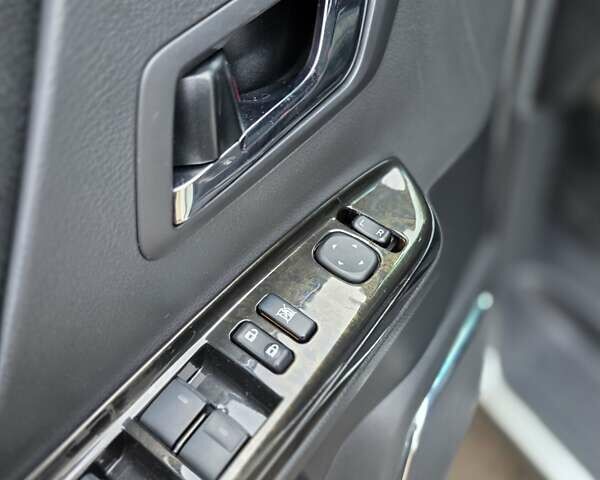 Белый Тойота Веллфаир, объемом двигателя 2.4 л и пробегом 83 тыс. км за 18500 $, фото 17 на Automoto.ua