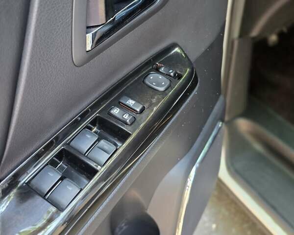 Белый Тойота Веллфаир, объемом двигателя 2.4 л и пробегом 84 тыс. км за 18500 $, фото 20 на Automoto.ua