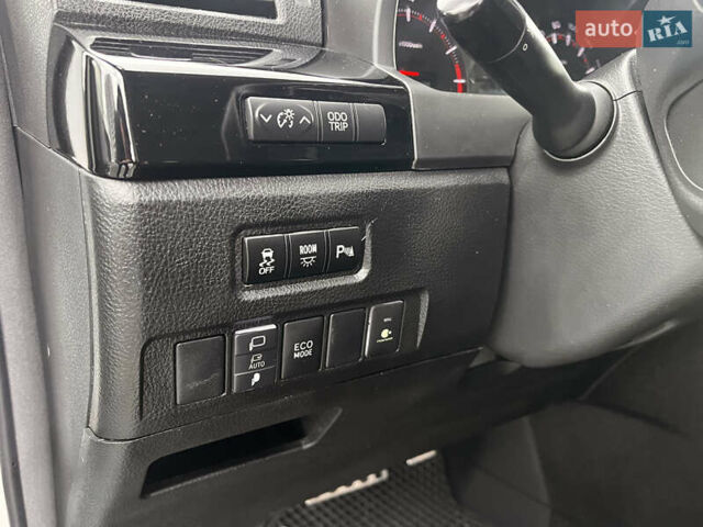 Білий Тойота Веллфаір, об'ємом двигуна 2.36 л та пробігом 82 тис. км за 18500 $, фото 16 на Automoto.ua