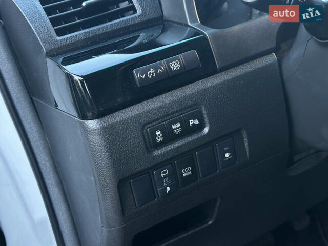 Белый Тойота Веллфаир, объемом двигателя 2.36 л и пробегом 57 тыс. км за 19200 $, фото 43 на Automoto.ua