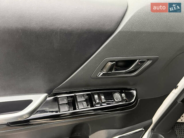 Білий Тойота Веллфаір, об'ємом двигуна 2.36 л та пробігом 82 тис. км за 18500 $, фото 17 на Automoto.ua