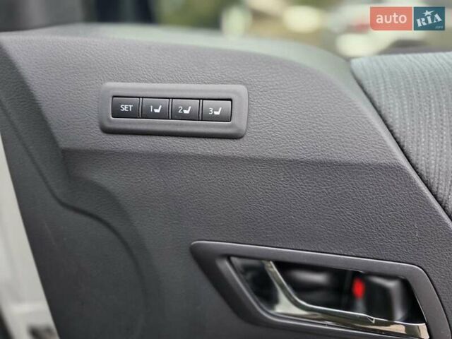 Белый Тойота Веллфаир, объемом двигателя 2.4 л и пробегом 81 тыс. км за 23000 $, фото 44 на Automoto.ua