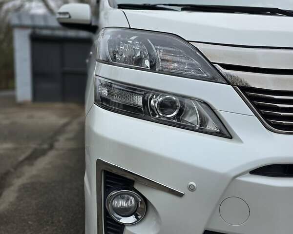 Белый Тойота Веллфаир, объемом двигателя 2.4 л и пробегом 81 тыс. км за 23000 $, фото 5 на Automoto.ua